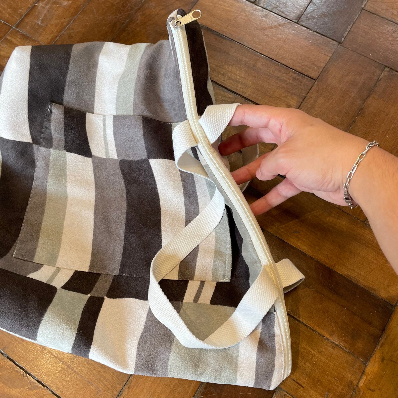 BOLSA AVELUDADA COM IMÃ - Imagem 4